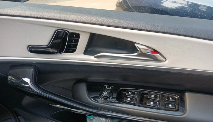 2025 Mahindra XUV700 AX 7 D AT 7 STR, Diesel, Automatic, 13,218 km, interior