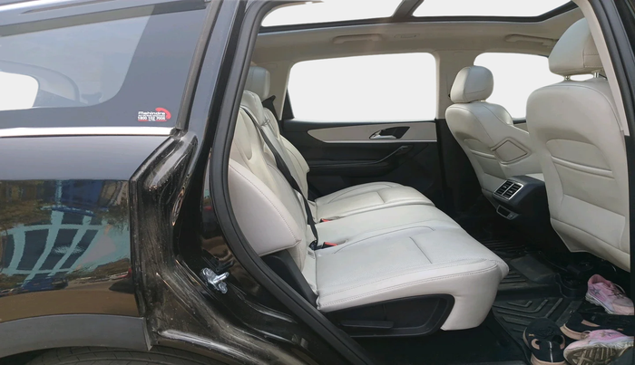 2025 Mahindra XUV700 AX 7 D AT 7 STR, Diesel, Automatic, 13,218 km, interior