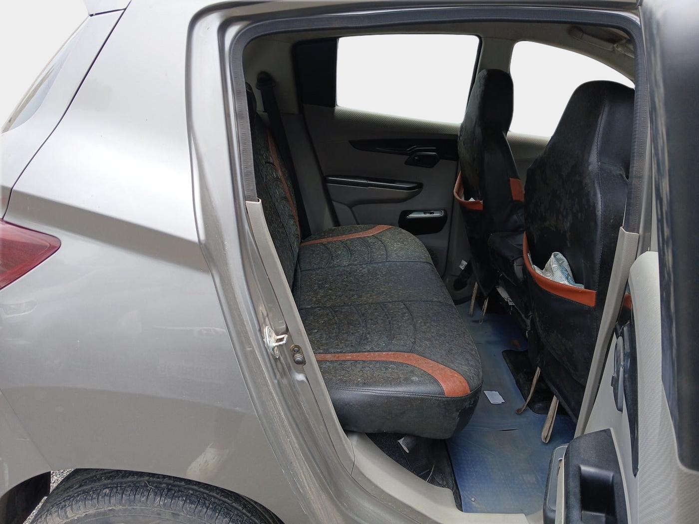 2017 Mahindra Kuv100 K2 6 STR, Petrol, Manual, 92,087 km, interior