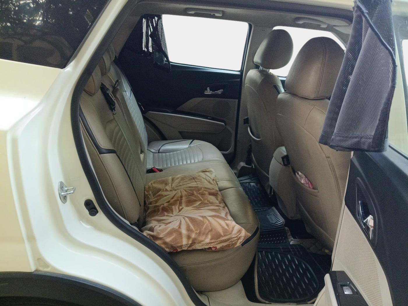 2019 Mahindra XUV300 W8 (O) 1.5 DIESEL, Diesel, Manual, 2,18,500 km, interior