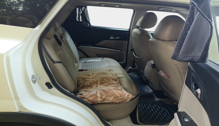 2019 Mahindra XUV300 W8 (O) 1.5 DIESEL, Diesel, Manual, 2,18,500 km, interior