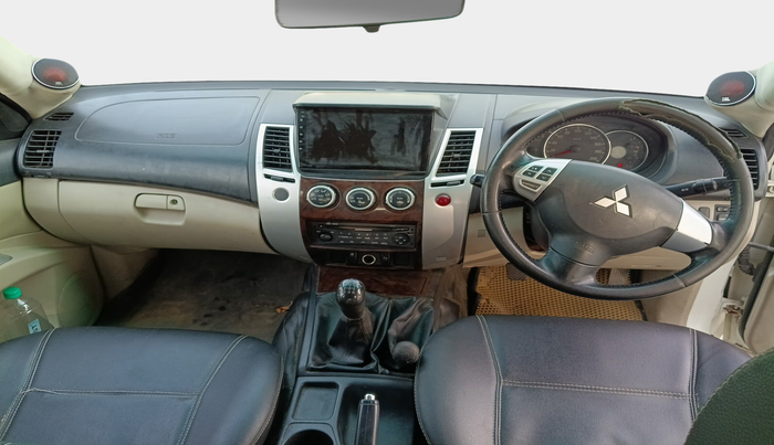 2012 Mitsubishi Pajero Sport 2.5 MT 4X4, Diesel, Manual, 1,21,185 km, interior