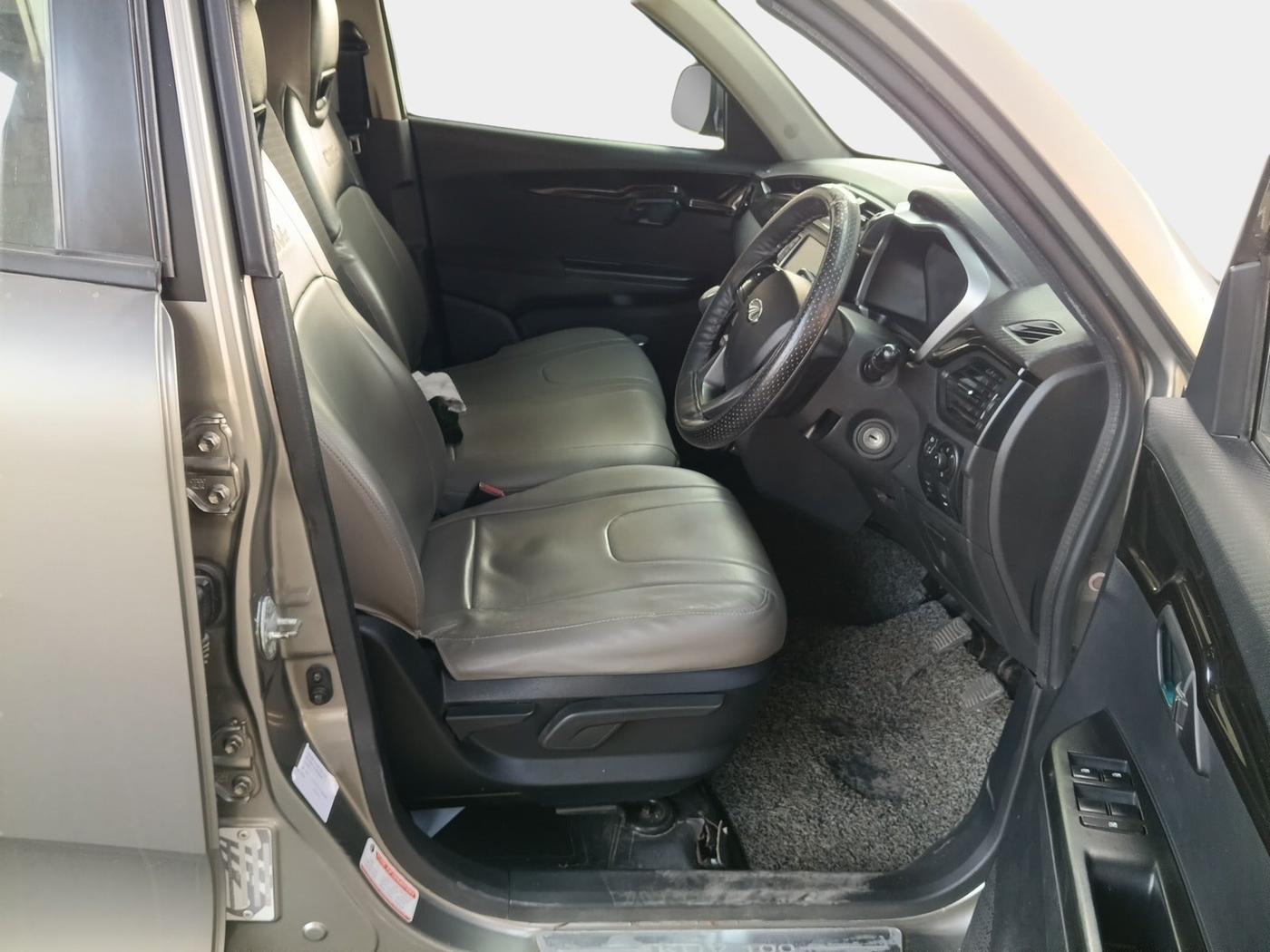 2018 Mahindra KUV 100 NXT K8 D 6 STR, Diesel, Manual, 77,000 km, interior