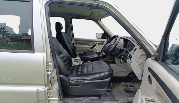 2016 Mahindra Scorpio S6 PLUS, Diesel, Manual, 2,69,781 km, interior
