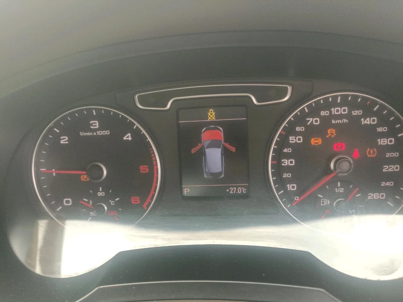 2013 Audi Q3 2.0 TDI QUATTRO, Diesel, Automatic, 1,28,796 km, interior