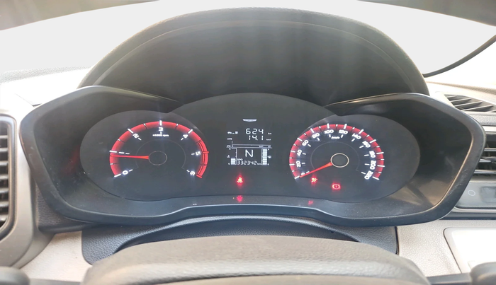 2019 Mahindra XUV300 W6 1.5 DIESEL, Diesel, Manual, 3,32,342 km, interior