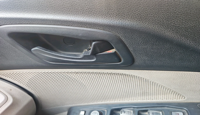 2019 Mahindra XUV300 W6 1.5 DIESEL, Diesel, Manual, 3,32,342 km, interior