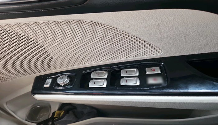 2021 Mahindra XUV300 W8 (O) 1.2 PETROL, Petrol, Manual, 79,653 km, interior