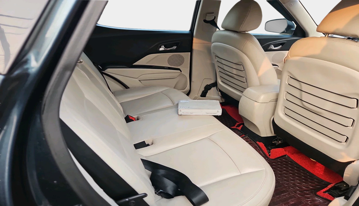 2022 Mahindra XUV300 W8 (O) 1.2 PETROL, Petrol, Manual, 56,354 km, interior