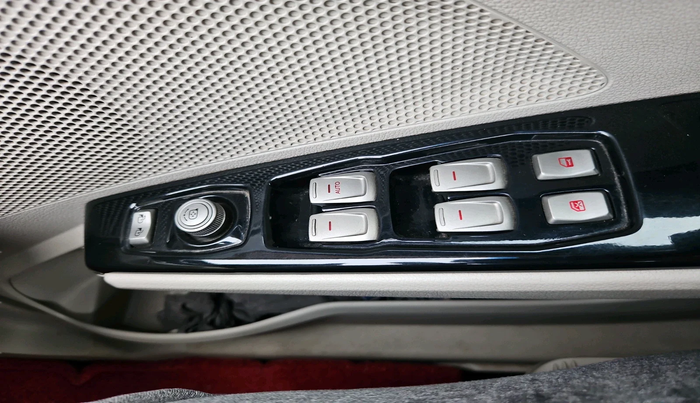 2022 Mahindra XUV300 W8 (O) 1.2 PETROL, Petrol, Manual, 56,354 km, interior