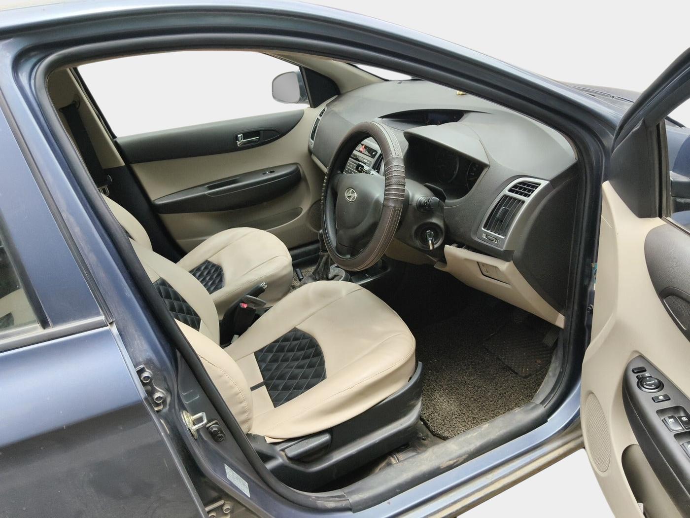 2013 Hyundai i20 MAGNA 1.2, Petrol, Manual, 63,358 km, interior