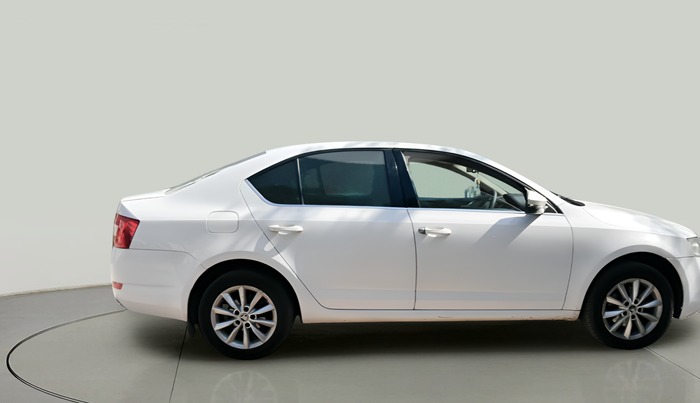 2013 Skoda Octavia AMBITION 2.0 TDI AT, Diesel, Automatic, 1,72,087 km, exterior