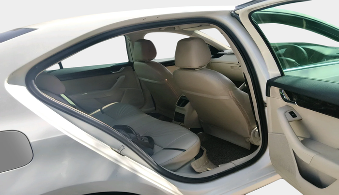 2013 Skoda Octavia AMBITION 2.0 TDI AT, Diesel, Automatic, 1,72,087 km, interior