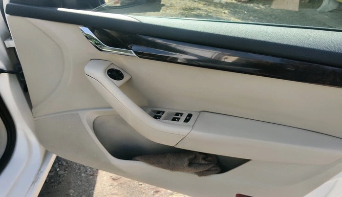 2013 Skoda Octavia AMBITION 2.0 TDI AT, Diesel, Automatic, 1,72,087 km, interior