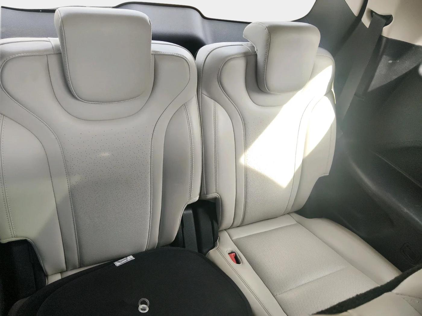 2023 Mahindra XUV700 AX 7 LUXURY D AT 7 STR, Diesel, Automatic, 38,517 km, interior