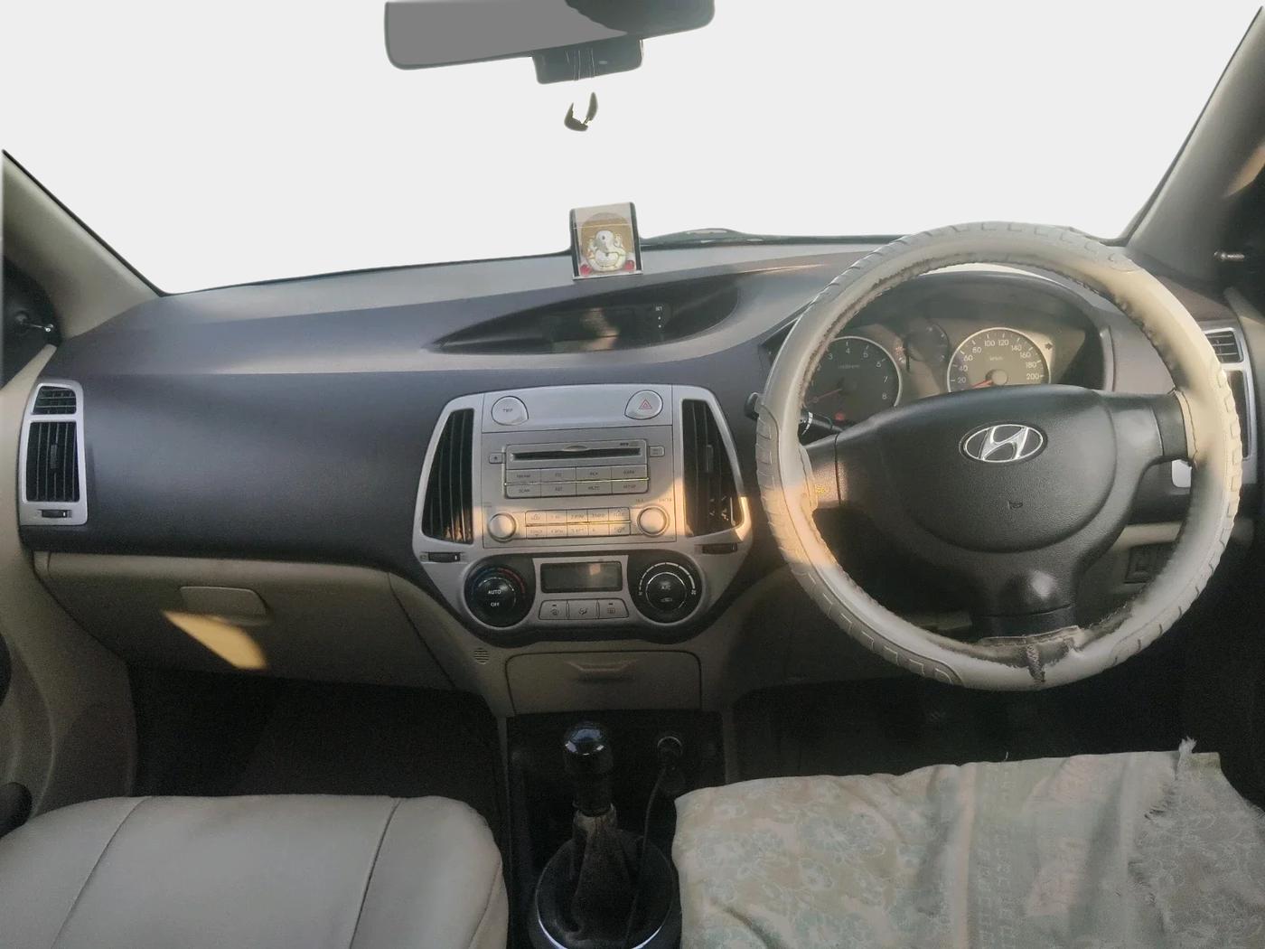 2011 Hyundai i20 MAGNA 1.2, Petrol, Manual, 2,18,440 km, interior