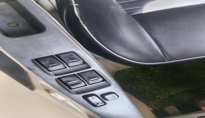 2013 Toyota Innova 2.5 GX 8 STR, Diesel, Manual, 2,16,222 km, interior