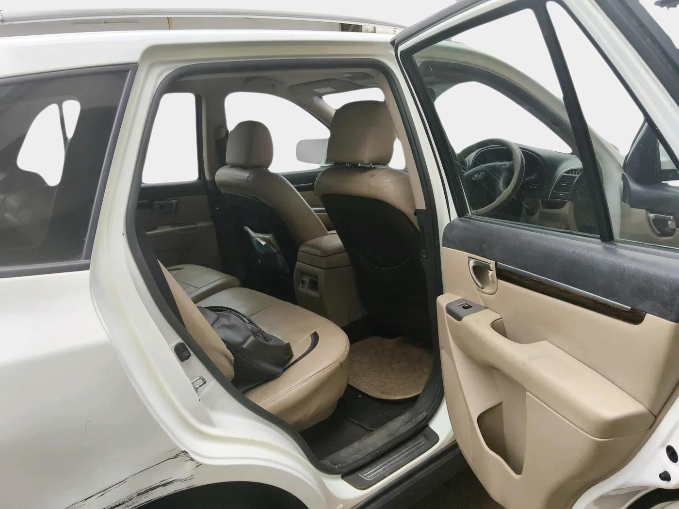 2011 Hyundai Santa Fe 2 WD, Diesel, Manual, 1,82,786 km, interior