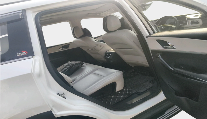 2022 Mahindra XUV700 AX 7 LUXURY D AT 7 STR, Diesel, Automatic, 1,20,090 km, interior