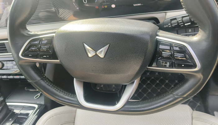 2022 Mahindra XUV700 AX 7 LUXURY D AT 7 STR, Diesel, Automatic, 1,20,090 km, interior