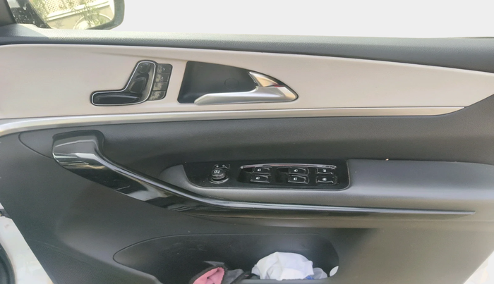 2022 Mahindra XUV700 AX 7 LUXURY D AT 7 STR, Diesel, Automatic, 1,20,090 km, interior