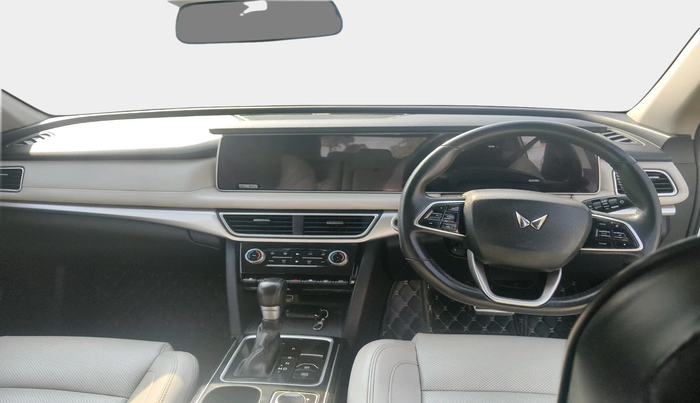 2022 Mahindra XUV700 AX 7 LUXURY D AT 7 STR, Diesel, Automatic, 1,20,090 km, interior