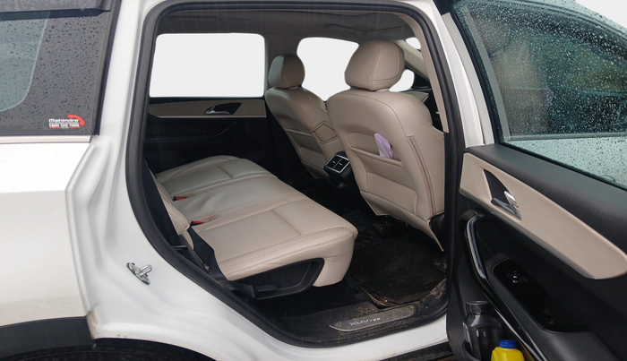 2022 Mahindra XUV700 AX 7 LUXURY D MT 7 STR, Diesel, Manual, 78,679 km, interior