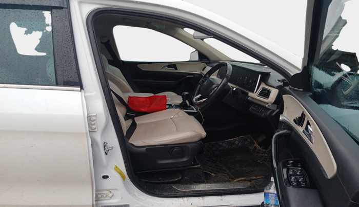 2022 Mahindra XUV700 AX 7 LUXURY D MT 7 STR, Diesel, Manual, 78,679 km, interior