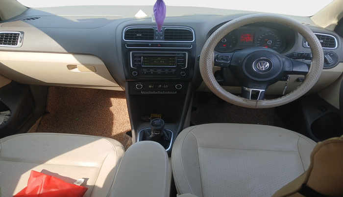 2013 Volkswagen Vento HIGHLINE 1.6 MPI, Petrol, Manual, 1,43,128 km, interior
