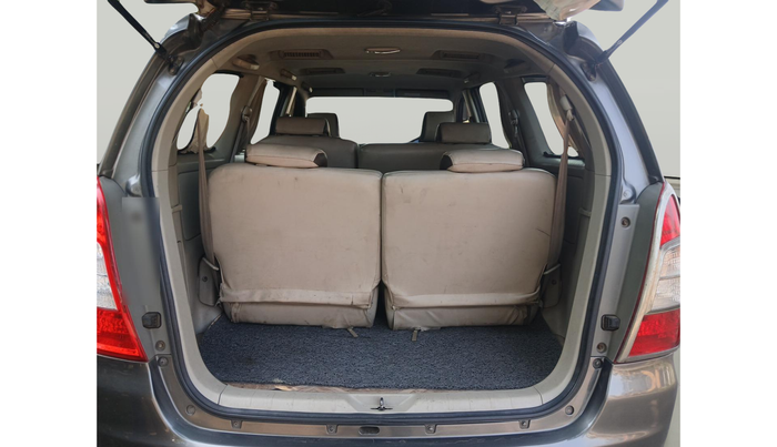 2013 Toyota Innova 2.5 GX 8 STR, Diesel, Manual, 1,36,216 km, exterior