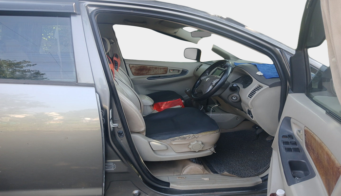 2013 Toyota Innova 2.5 GX 8 STR, Diesel, Manual, 1,36,216 km, interior