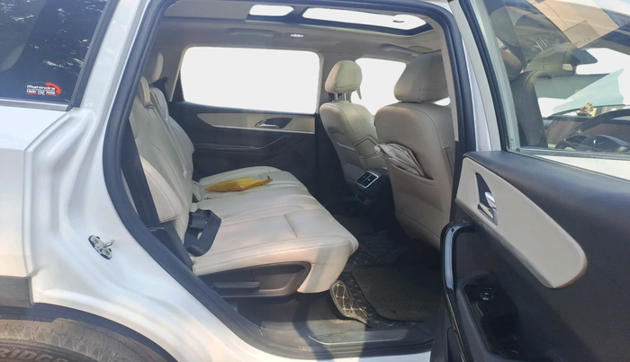 2022 Mahindra XUV700 AX 7 LUXURY D AWD AT 7 STR, Diesel, Automatic, 51,319 km, interior