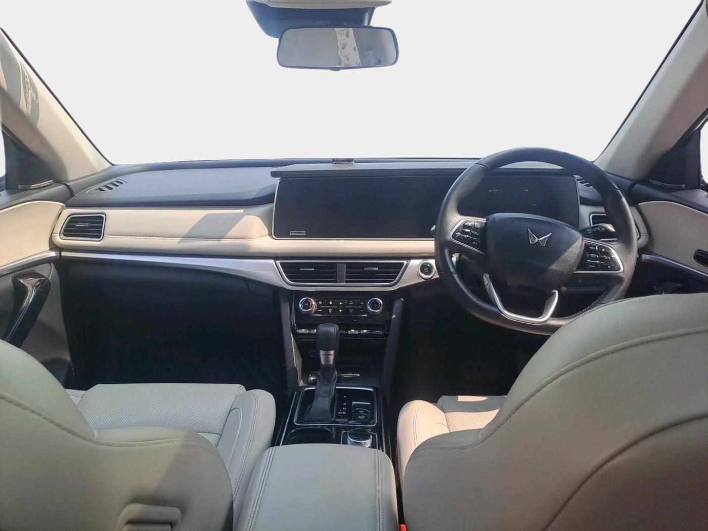 2022 Mahindra XUV700 AX 7 LUXURY D AWD AT 7 STR, Diesel, Automatic, 51,319 km, interior