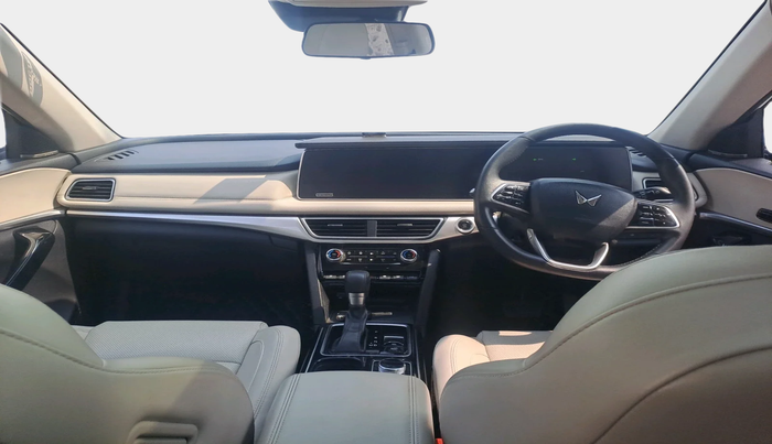 2022 Mahindra XUV700 AX 7 LUXURY D AWD AT 7 STR, Diesel, Automatic, 51,319 km, interior