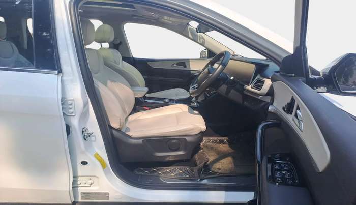 2022 Mahindra XUV700 AX 7 LUXURY D AWD AT 7 STR, Diesel, Automatic, 51,319 km, interior