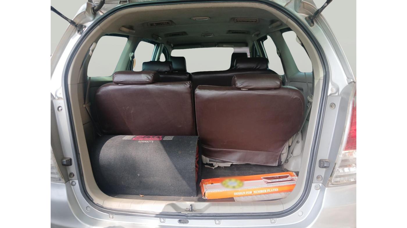 2010 Toyota Innova V 2.5 7 STR, Diesel, Manual, 1,86,100 km, exterior