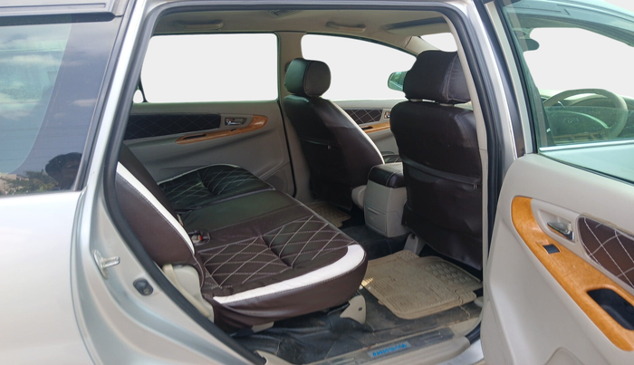 2010 Toyota Innova V 2.5 7 STR, Diesel, Manual, 1,86,100 km, interior