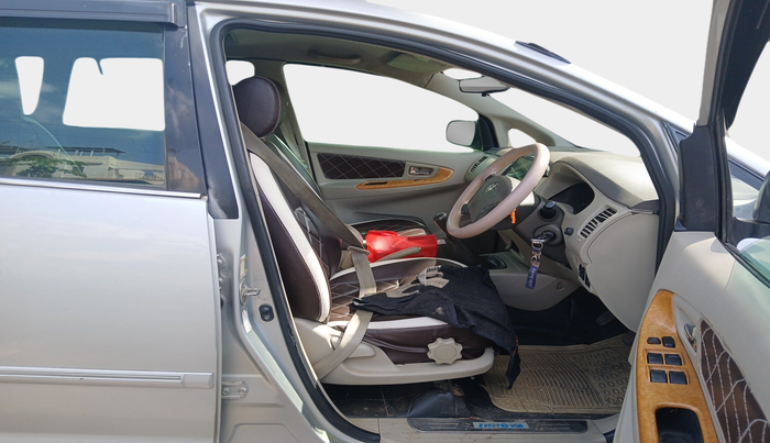 2010 Toyota Innova V 2.5 7 STR, Diesel, Manual, 1,86,100 km, interior