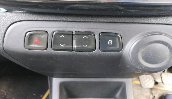 2017 Renault Kwid RXT 1.0, Petrol, Manual, 60,586 km, interior