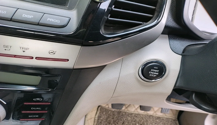 2020 Mahindra XUV300 W8 1.2 PETROL, Petrol, Manual, 15,304 km, interior
