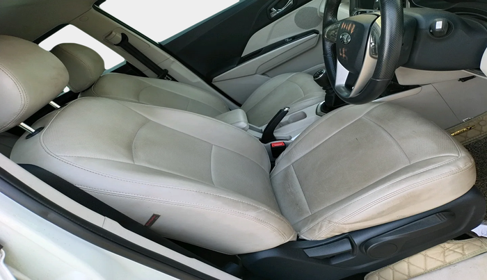 2020 Mahindra XUV300 W8 1.2 PETROL, Petrol, Manual, 15,304 km, interior