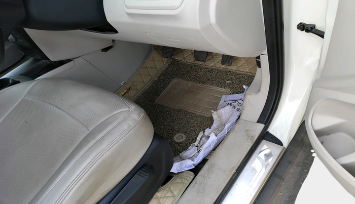 2020 Mahindra XUV300 W8 1.2 PETROL, Petrol, Manual, 15,304 km, interior