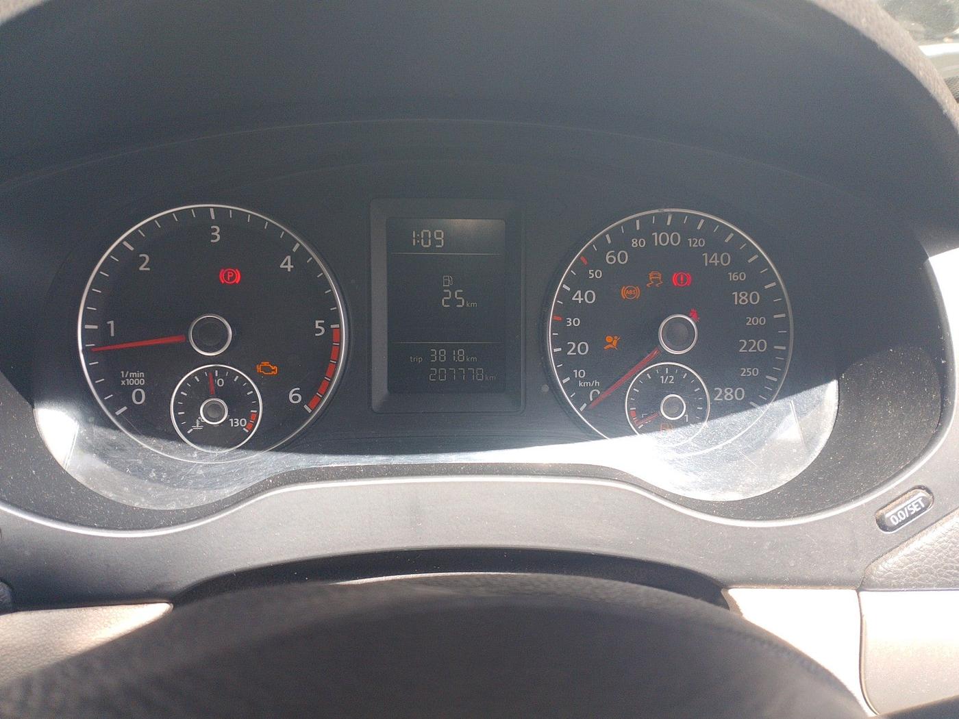 2011 Volkswagen Jetta TRENDLINE 2.0L TDI, Diesel, Manual, 2,07,778 km, interior