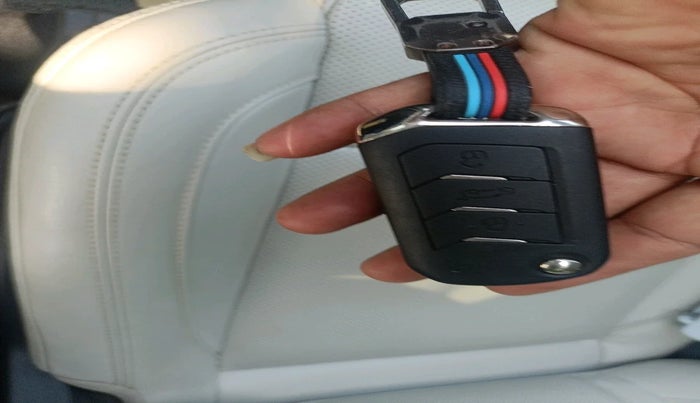 2022 Mahindra XUV700 AX 7 LUXURY D AT 7 STR, Diesel, Automatic, 1,43,365 km, interior