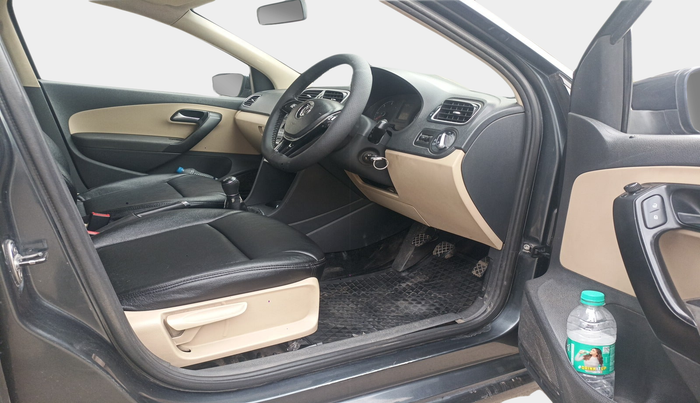 2014 Volkswagen Polo HIGHLINE1.5L, Diesel, Manual, 1,39,499 km, interior