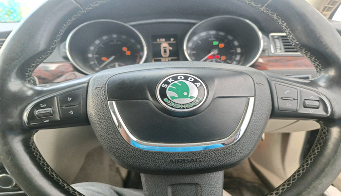 2011 Skoda Superb ELEGANCE 2.0 TDI CR AT, Diesel, Automatic, 2,00,591 km, interior