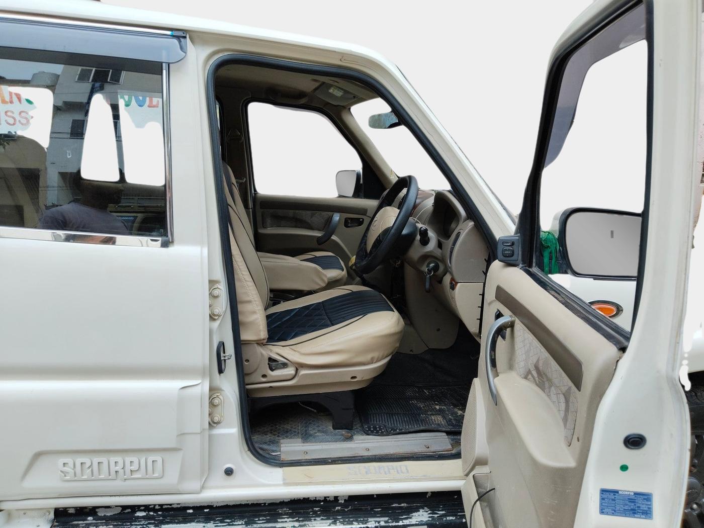 2014 Mahindra Scorpio VLX 2WD, Diesel, Manual, 1,16,587 km, interior
