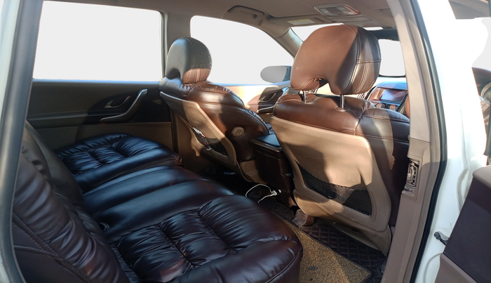 2015 Mahindra XUV500 W8, Diesel, Manual, 1,35,331 km, interior