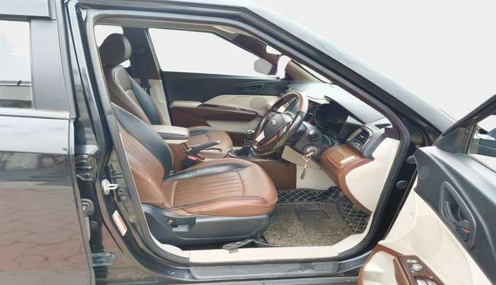 2020 Mahindra XUV300 W6 1.5 Diesel, Diesel, Manual, 1,14,712 km, interior