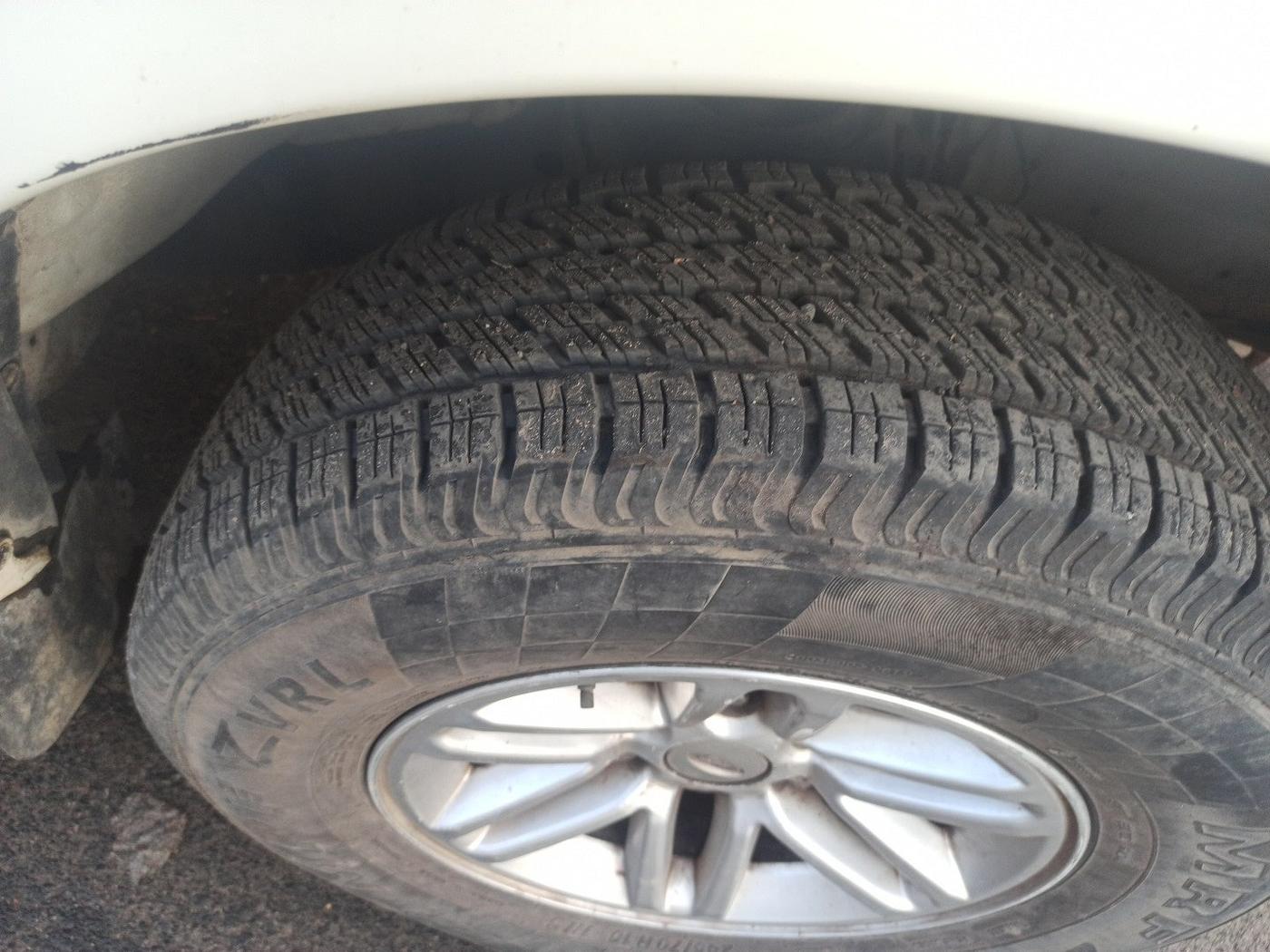 2011 Ford Endeavour 2.5L 4X2 AT, Diesel, Automatic, 1,57,339 km, tyre
